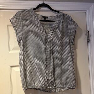 Banana Republic Gray & White V-Neck Short Sleeve Blouse